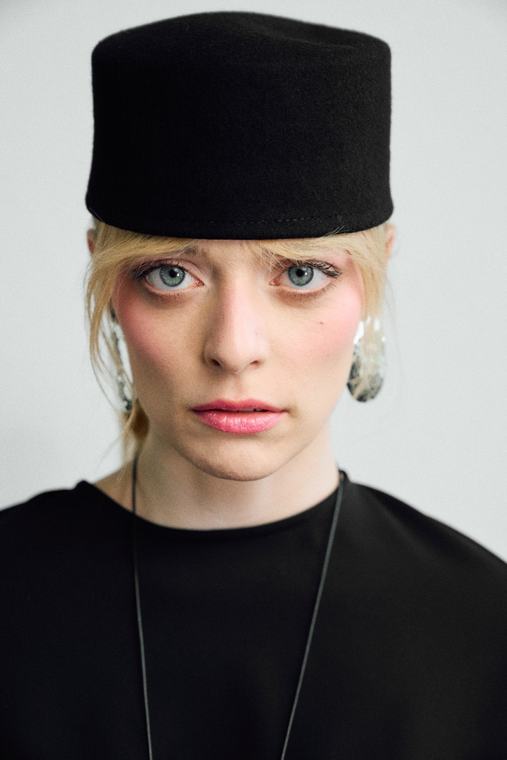 MINT LABEL — portret w czarnym toczku